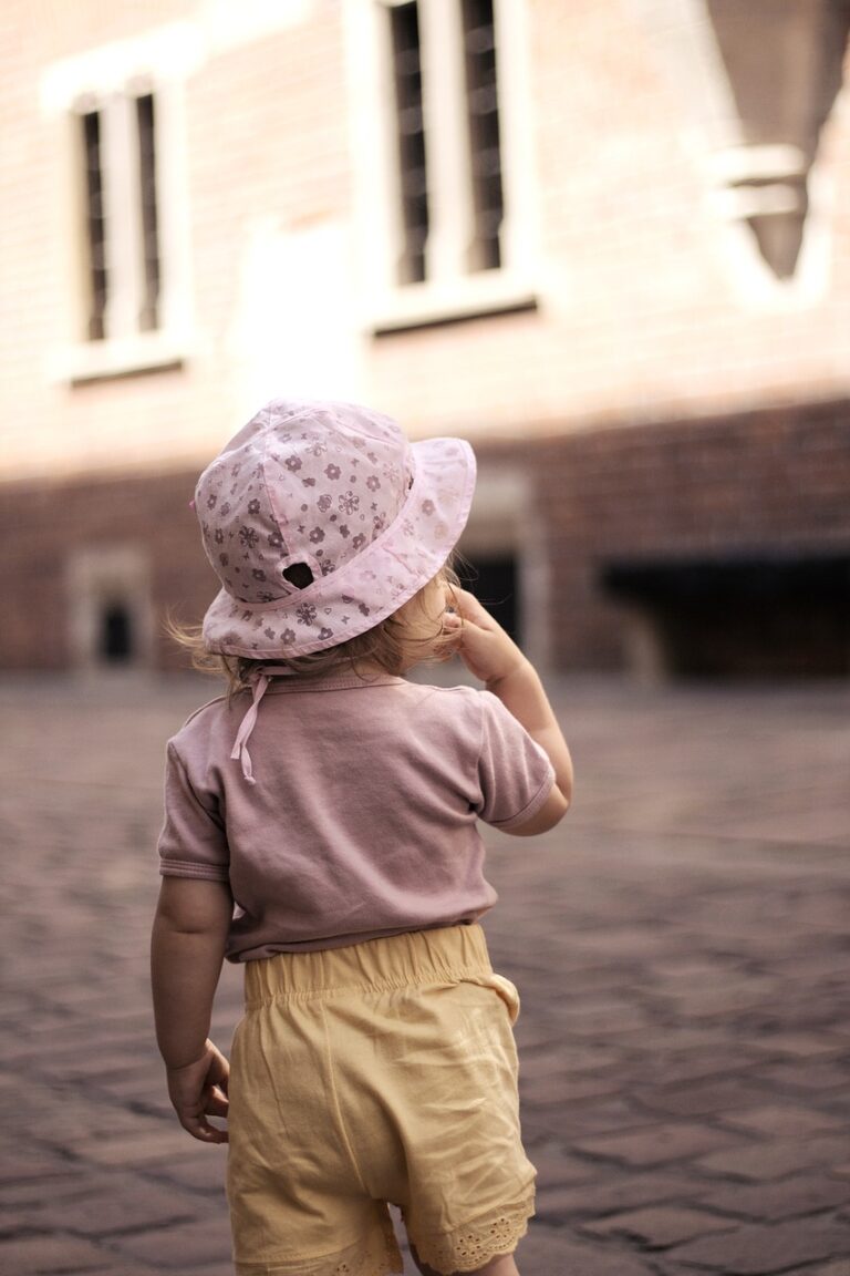 Mondragone bambina sola