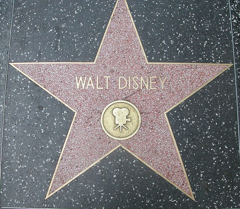 Walter Elias "Walt" Disney (Chicago, 5 dicembre 1901 – Burbank, 15 dicembre 1966) è stato un animatore, imprenditore, produttore cinematografico, regista e doppiatore statunitense.