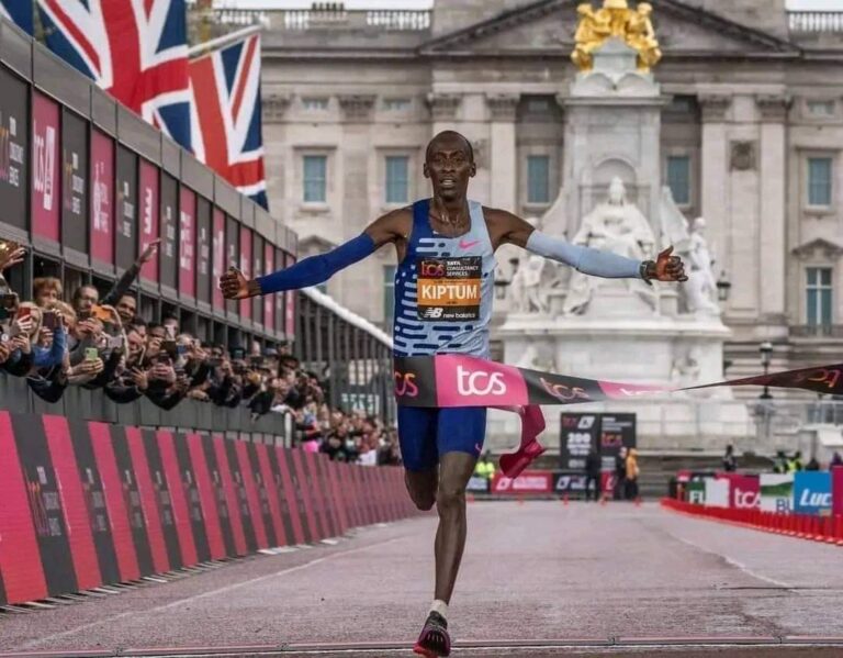 Morto Kelvin Kiptum, detentore del record mondiale di maratona