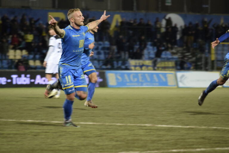 Carrarese-Cesena 3-2 Apuani in estasi, doppiette di Panico e Shpendi