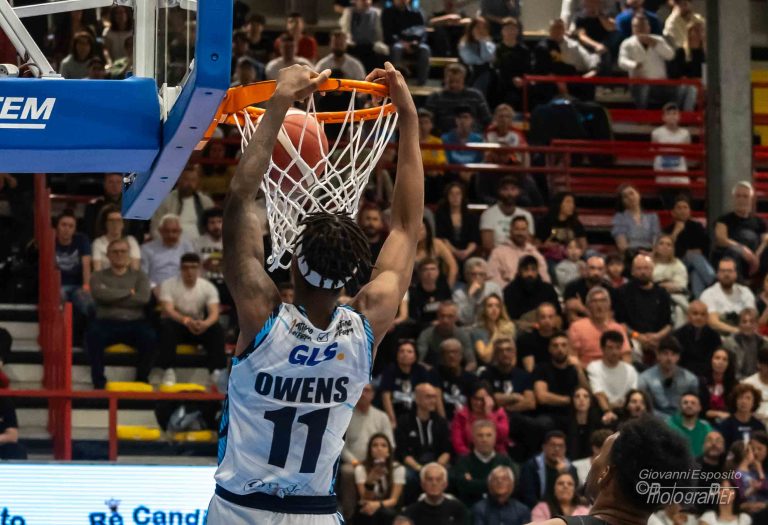 La Generazione Vincente Napoli Basket, cede alla Dolomiti Energia Trentino per 93-103