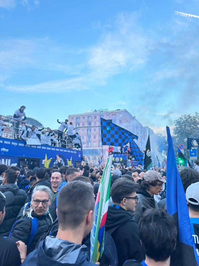 Inter la festa con il bus scoperto