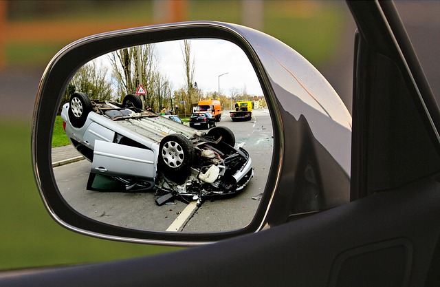 Fuorigrotta, si capovolge auto vicino Piazzale Tecchio, i dettagli