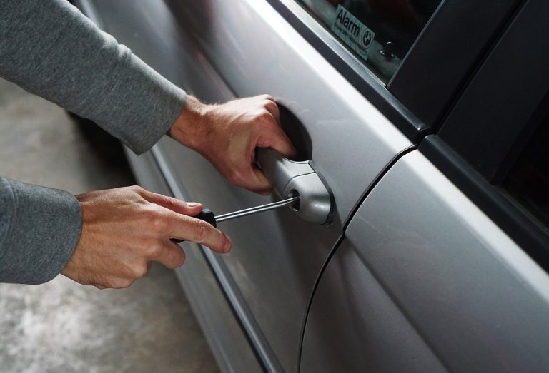 Napoli, colti sul fatto 2 uomini che tentavano di rubare un auto