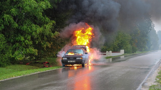 Napoli, auto prende fuoco all’Arenella