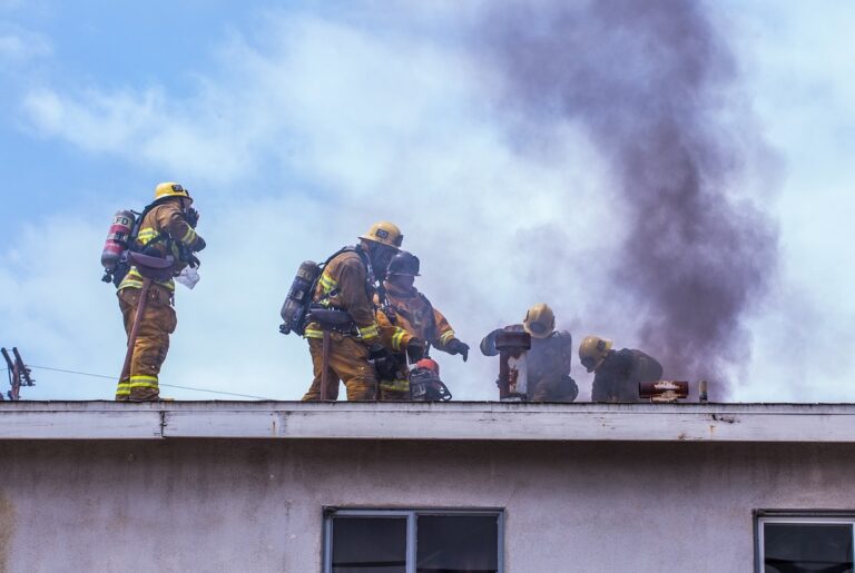 Casalnuovo, vasto incendio in un palazzo, l’intervento dei pompieri evita il peggio