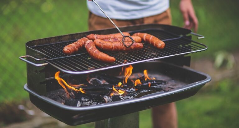 Napoli, uomo lancia barbecue contro un agente