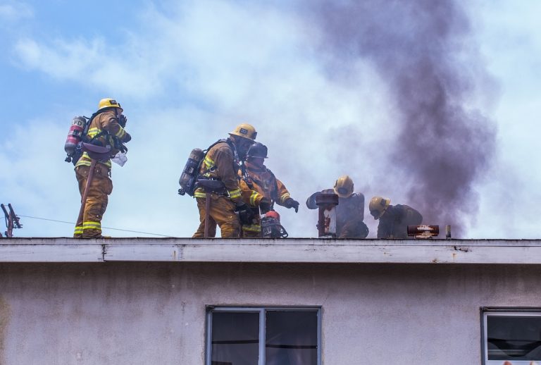 Portici, pauroso incendio avvolge un edificio