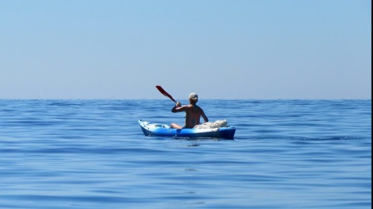 Napoli, travolge un kayak e scappa, tragedia a Posillipo