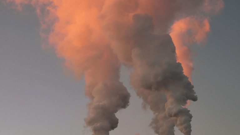 Napoli, nube nera e tanto fumo nella zona est