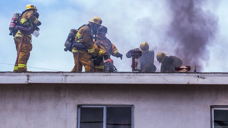 Pozzuoli, pompieri costretti ad intervenire per l’incendio di una palazzina