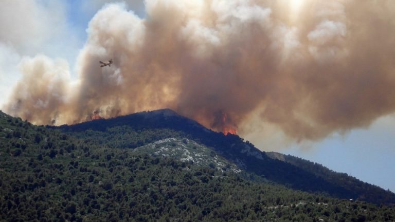 Napoli, ancora un incendio ai Camaldoli