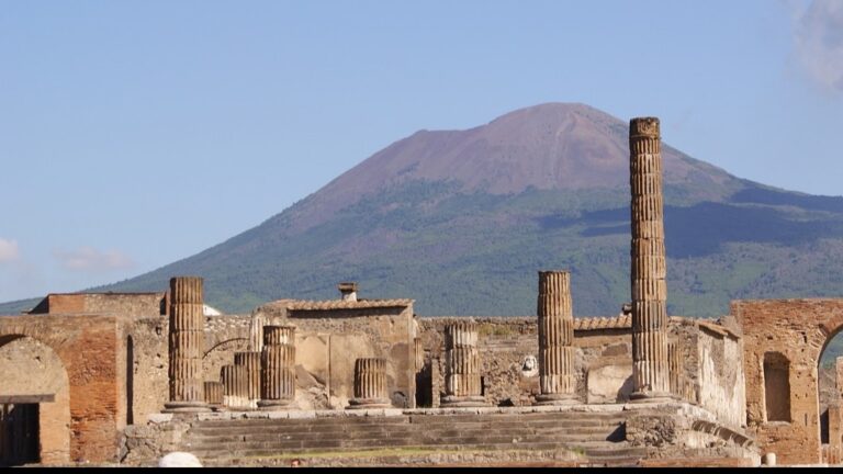 Pompei, turista imbratta gli scavi e prova a giustificarsi