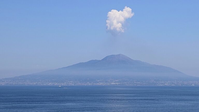 Incendio Vesuvio, il vulcano interessato dalle fiamme in 2 punti