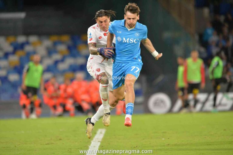 Napoli-Monza 2-0 con Politano e Kvara. Azzuri in vetta, le foto