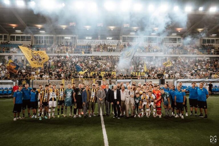 Juve Stabia l’abbraccio dei tifosi