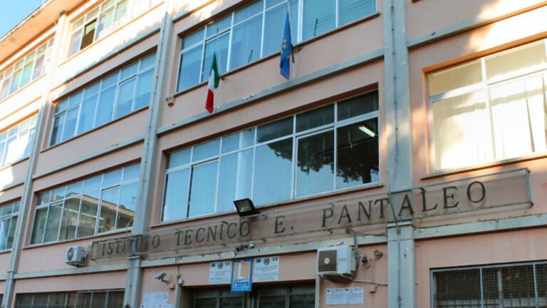 Lutto a Torre del Greco, morto lo studente precipitato dall’istituto Eugenio Pantaleo