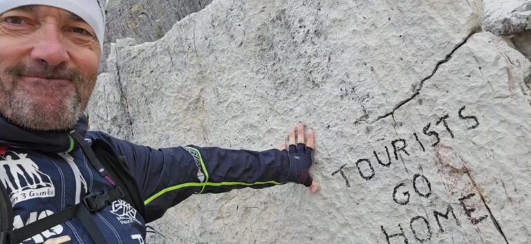 “Tourists Go Home”, vandali sulle Tre Cime di Lavaredo, esplode il dibattito sull’overtourism