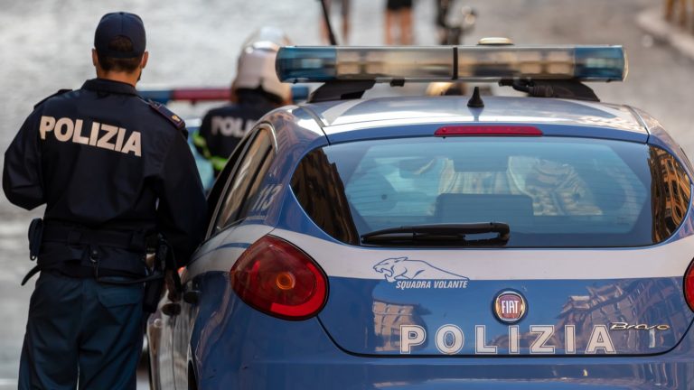 Napoli, tentano la fuga ad alta velocità a Materdei, la polizia ne identifica solo uno