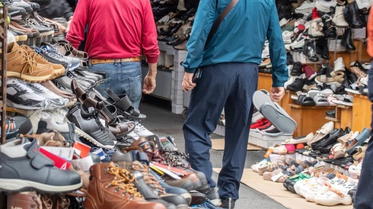 Napoli, vasti sequestri di merce contraffatta ai mercati di Porta Nolana