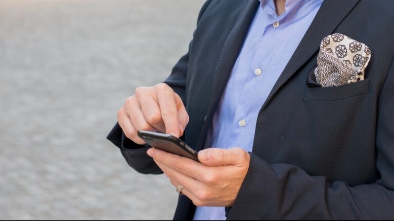 Napoli, tenta di rubare uno smartphone a Piazza Capuana, fermato