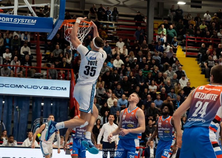 Il Napoli Basket perde l’ottava gara consecutiva resta a zero punti, esonerato coach Milicic