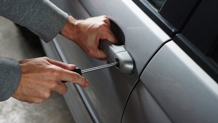 Portici, vasta operazione di controllo, colto sul fatto un ladro di garage