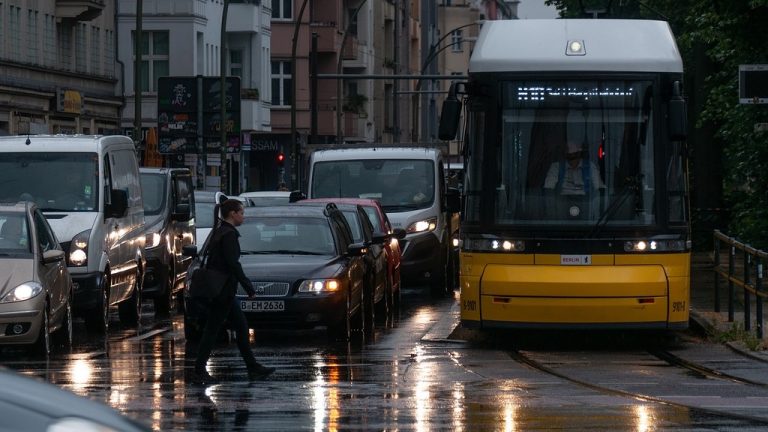 Napoli, maxi operazione di controllo, scoperti anche bus con permessi ztl contraffatti