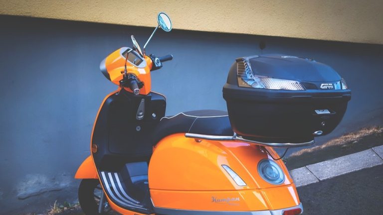 Napoli, scoperto a rubare uno scooter, lo lancia verso i poliziotti