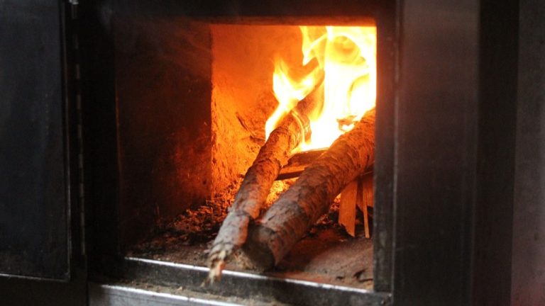 Castellammare, due feriti per l’esplosione di un termocamino