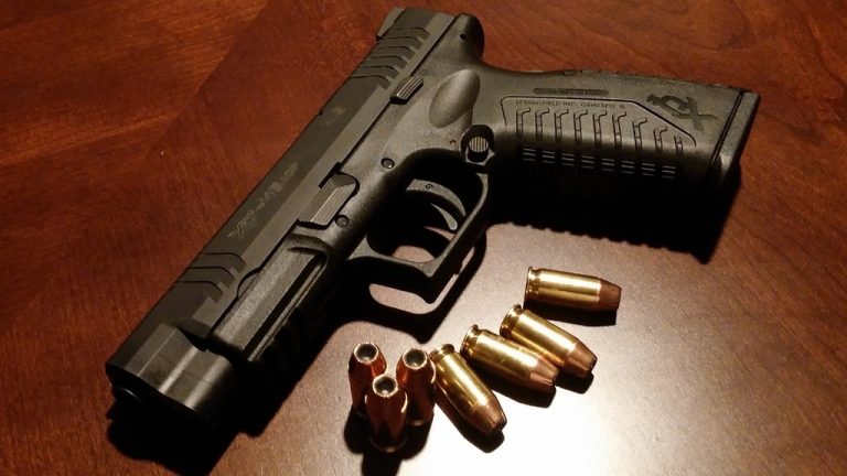 Napoli, spari in aria, denunciati due giovani a Natale