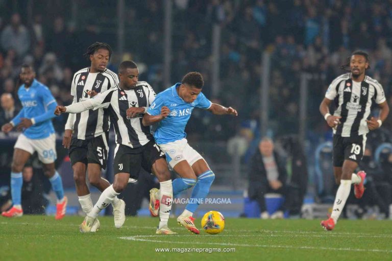 Calciomercato Napoli: sfida alla Juventus per un big del Manchester United