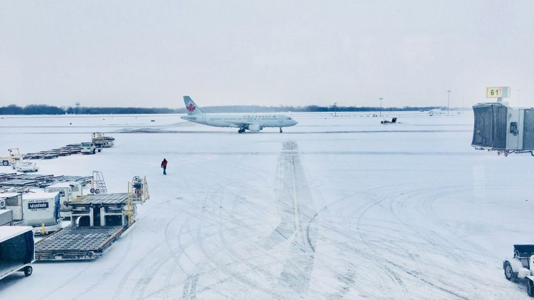 Tempeste di neve in USA: traffico aereo paralizzato dal maltempo
