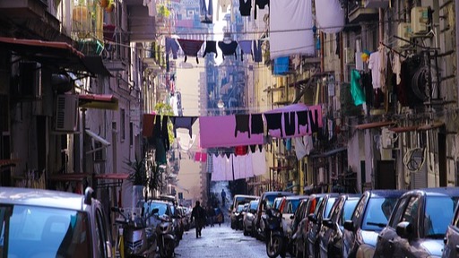 Napoli, aggressione brutale a Chiaia, liti condominiali sfociano in violenza