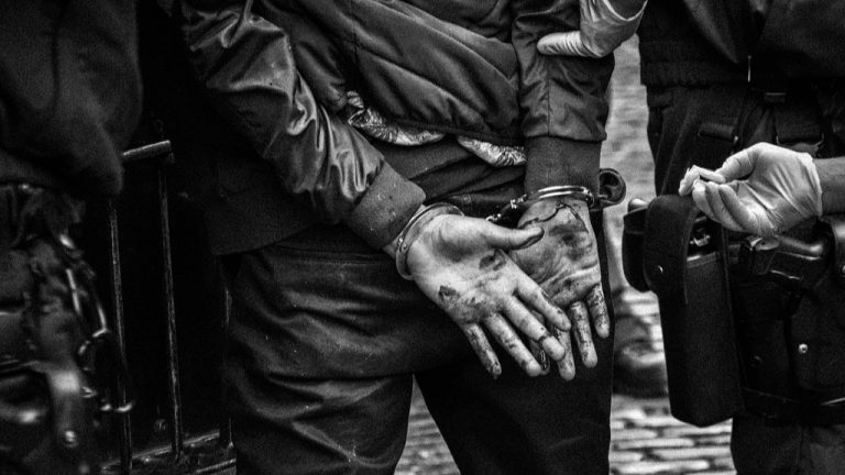 Napoli, agente aggredito da un parcheggiatore abusivo davanti all’ospedale Santobono