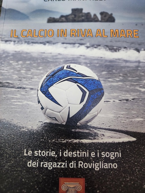 Il Calcio in Riva al Mare” di Carlo Manfredi è un’opera che affonda le sue radici nella memoria