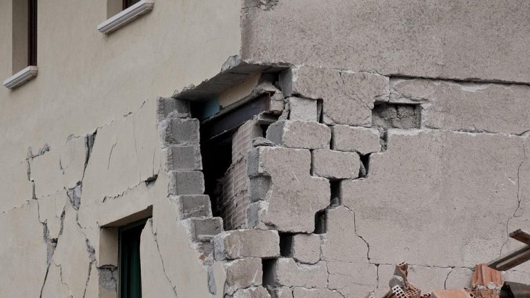 Campi Flegrei, intensificati i controlli contro lo sciacallaggio dopo gli sgomberi per il bradisismo