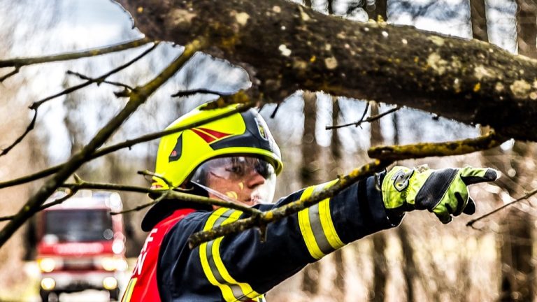 Bagnoli, vigili del fuoco in azione per l’emergenza sismica tra sgomberi e verifiche