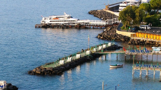 Penisola Sorrentina, scoperta discarica abusiva in riva al mare