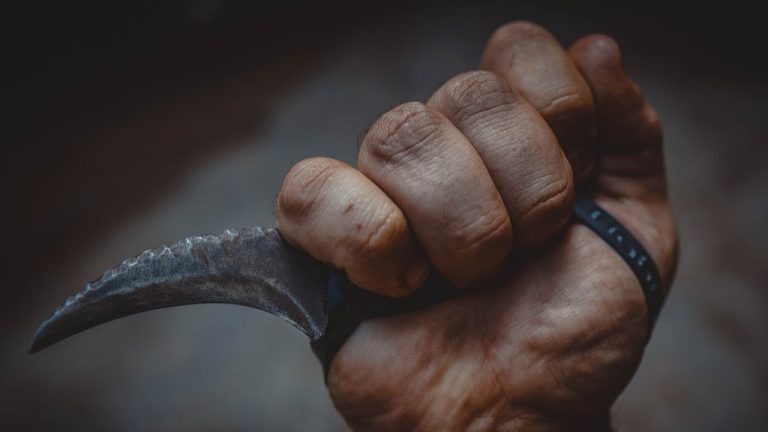 Napoli, tensione a Piazza Carità, lite stradale degenera in minacce con coltello