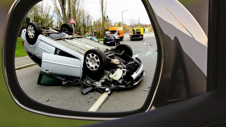 Napoli, ancora un’auto ribaltata, richiesti interventi urgenti