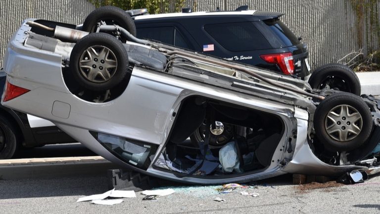 Napoli, auto si ribalta, paura a via Nicolardi