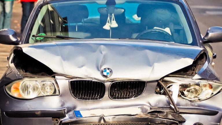 Napoli, lite per un tamponamento degenera in rissa al centro