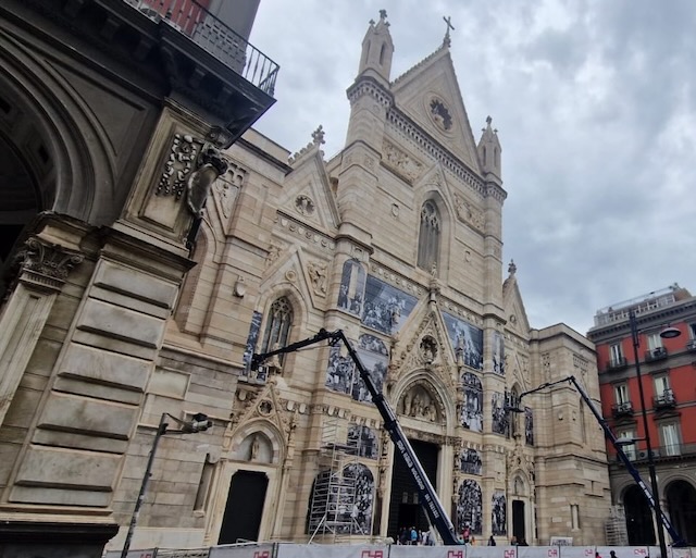 JR: uno specchio di Napoli sulla facciata del Duomo