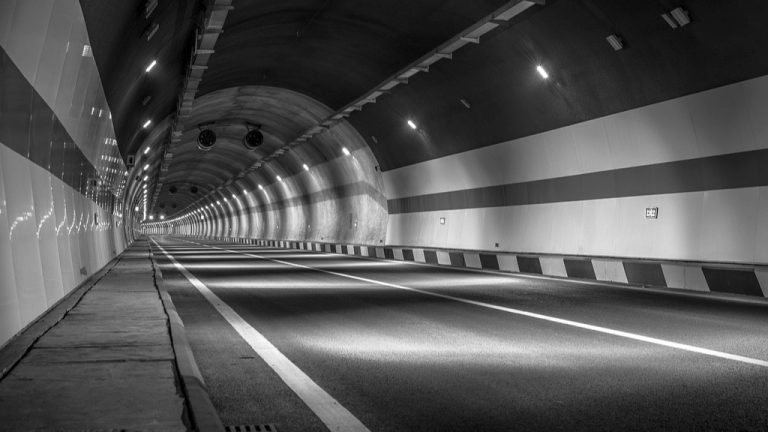 Napoli, chiusura notturna della Galleria Vittoria: divieto di transito in direzione via Acton