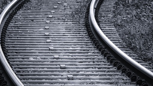 Torre Annunziata, fumo sul treno della Circumvesuviana, passeggeri costretti a proseguire a piedi