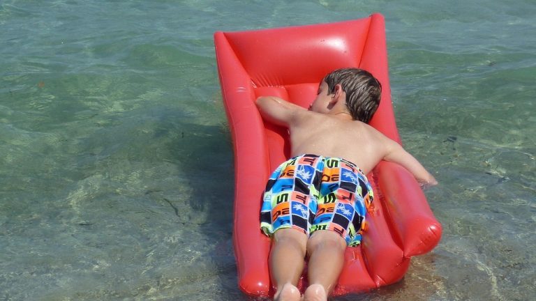 Torre Annunziata, bimbo trascinato al largo su materassino