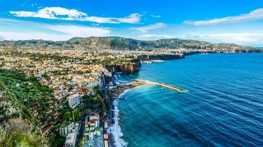 Scontro tra camion e moto sulla SS145 a Meta: centauro ferito e traffico in tilt