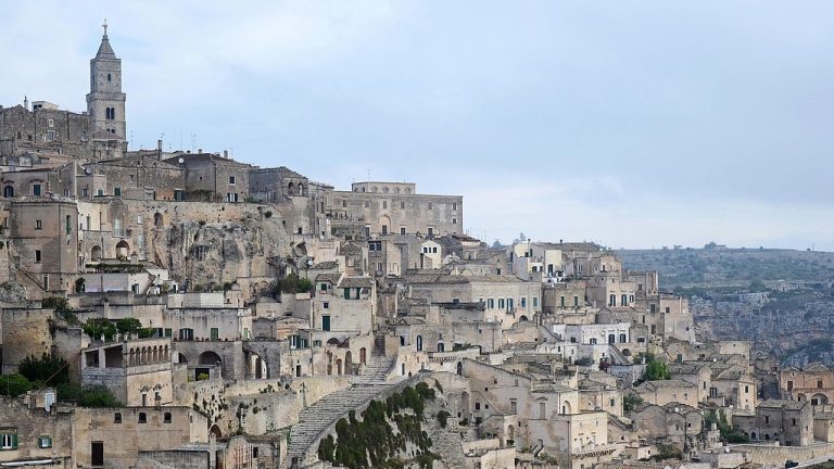 Sassi sinistri a Matera e sui referendum