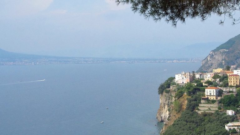 Massa Lubrense, morto in un terreno dopo aver segnalato un incendio: indagini sulla morte di un bracciante 65enne